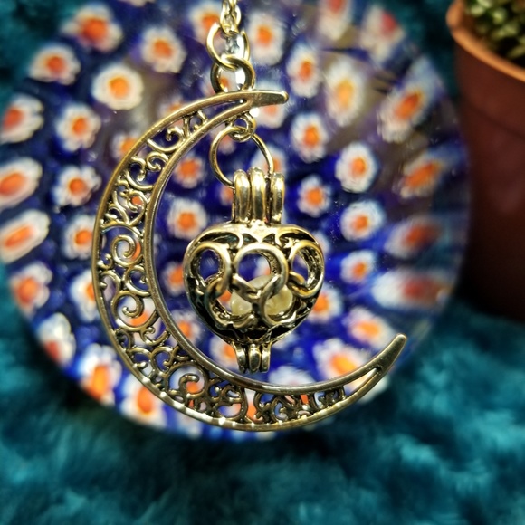 Pearl Oyster Bead Silver Locket Pendant Necklace - Picture 4 of 7